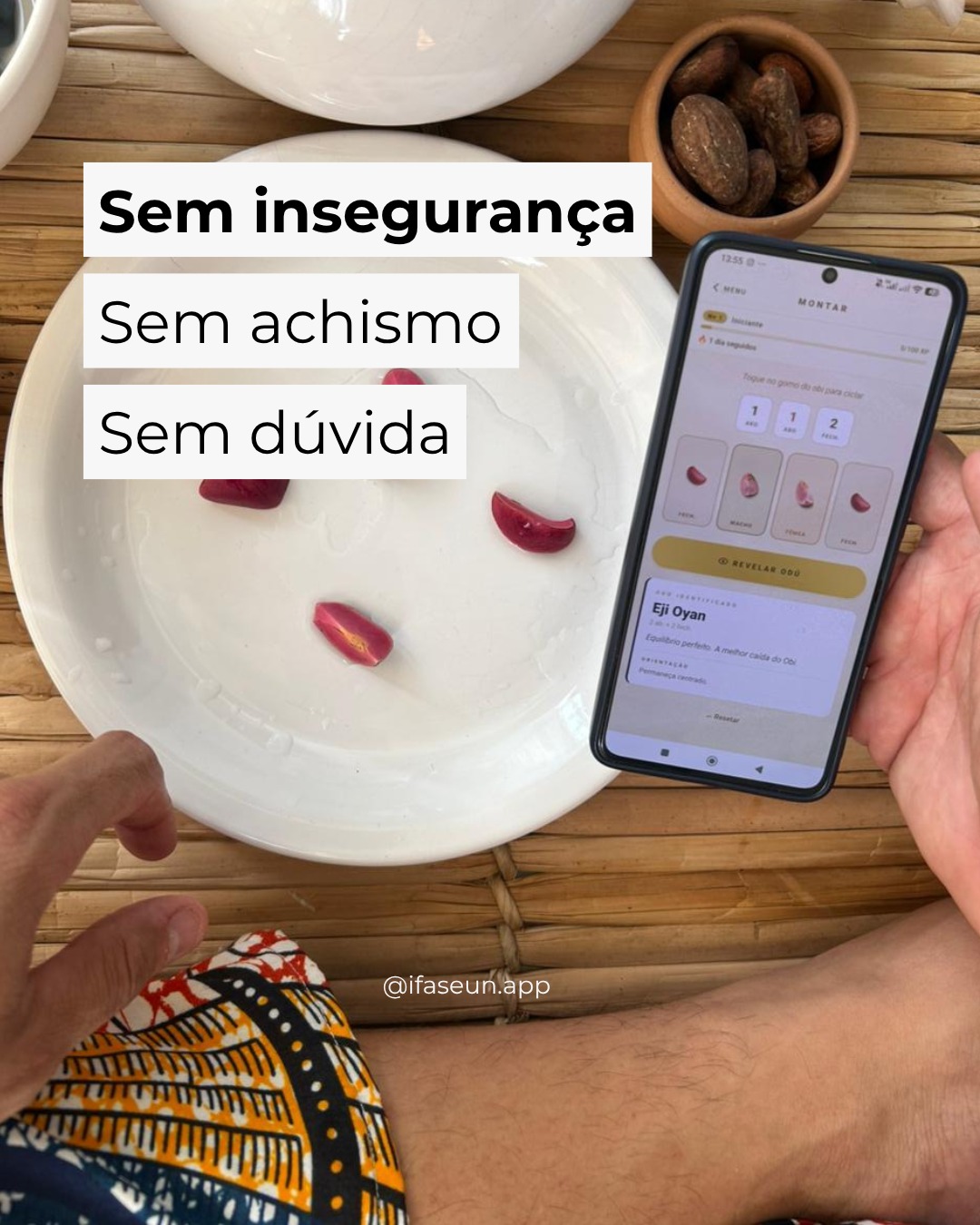 Quatro pedaços de Obì sobre prato branco com tigela de Obì inteiros e app Ifaseun Obì ao lado